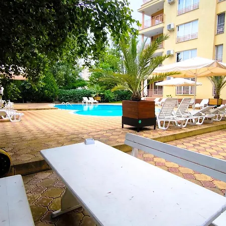 Beatris Modern Comfort 72m2 Apartment